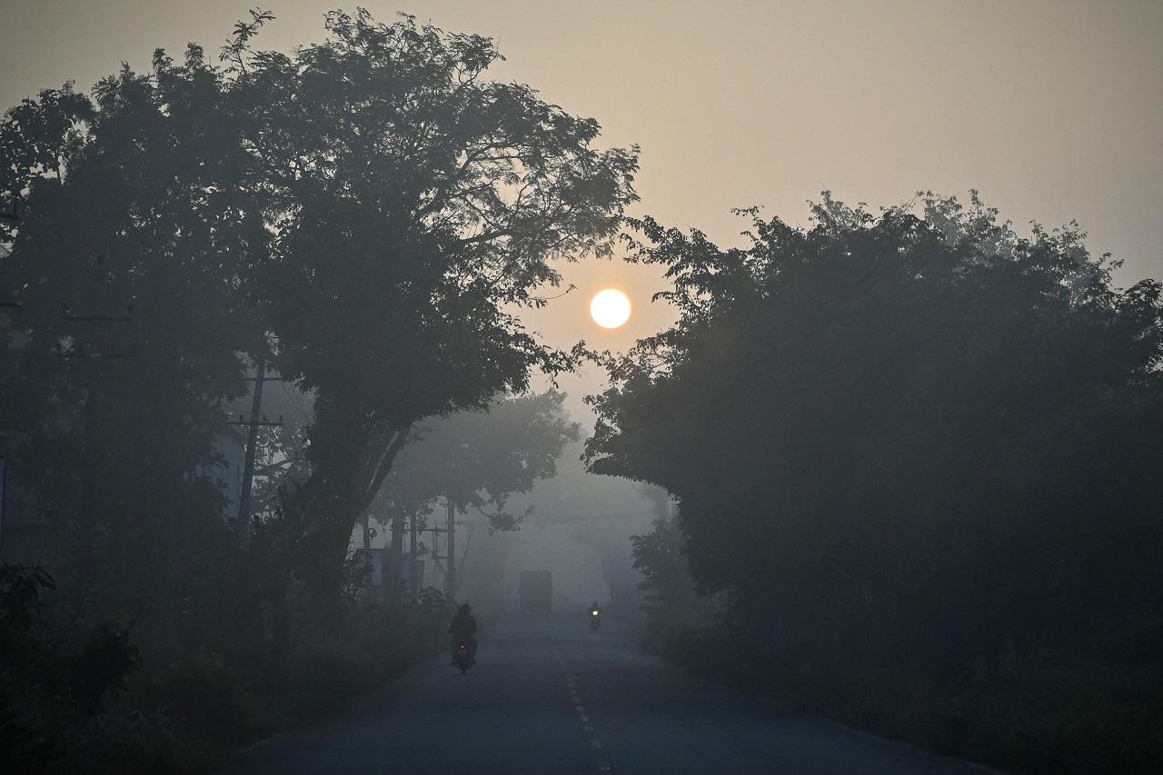 As was forecast, dense to very dense fog was observed over parts of Punjab, Northwest Rajasthan, Jammu division, Haryana, Chandigarh and Delhi, Uttar Pradesh, Bihar and Tripura (Pic/AFP)